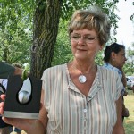 dr. Váradi Lászlóné a díjjal