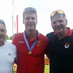 Dombvári Bence két oldalán korábbi és jelenlegi edzője, Nyerges Attila és Kiss István