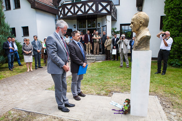 Dr. Jenes Barnabás és dr. Gál Dénes Szalay Mihály szobra előtt