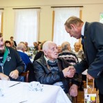 Sonkoly Pali bácsinak gratulál Molnár József polgármester