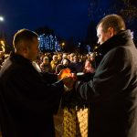 Lázár Zsolt és Hodálik Pál meggyújtja az első gyertyát