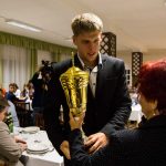 Kós Benedek átveszi a kupát Marik Lászlónétól (Fotó: Babák Zoltán)