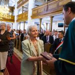 Ábel Mária átveszi díszoklevelét dr. Futó Zoltántól (Fotó: Babák Zoltán)