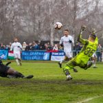 Krnács hárítja Ikoba lövését (Fotó: Babák Zoltán)