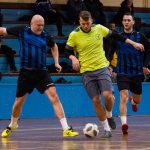 Apa és fia, Seres János és Seres Viktor küzd a labdáért, mögöttük Paulik Ádám (Fotó: Babák Zoltán)