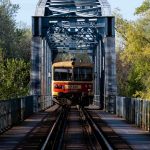 Mezőtúr felé tart a Bmot a Körös felett ívelő Vashídon (Fotó: Babák Zoltán)