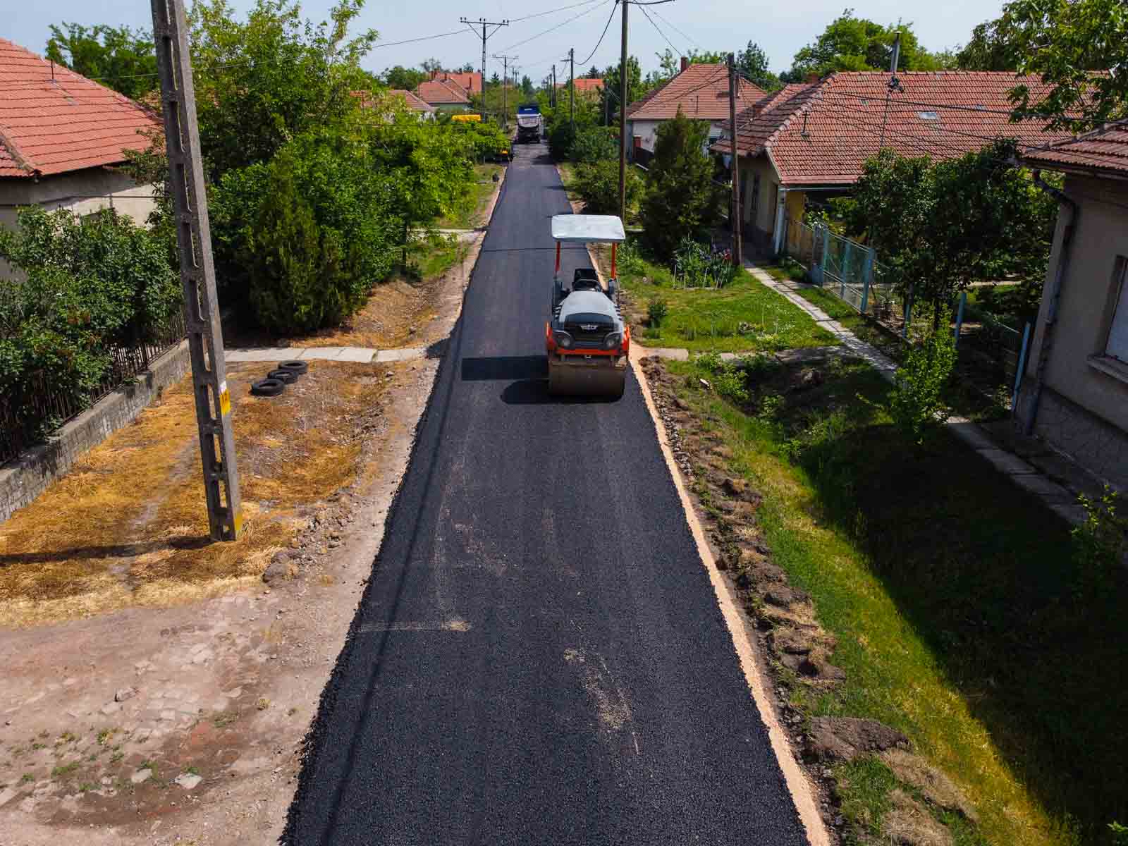 Zajlik a Csokonai utca aszfaltozása Békésszentandráson (Fotó: Babák Zoltán)