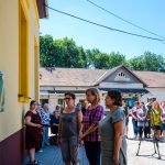 Bagdiné Balla Andrea, Csépainé Tóth Gabriella és Dinyáné Kovács Gabriella elhelyezik koszorújukat Bagi István emléktáblájánál (Fotó: Babák Zoltán)