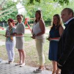 Politikusok feszítik a szalagot a pedagógusoknak az óvodaátadón Csabacsűdön (Fotó: Válkovszky Mihály)