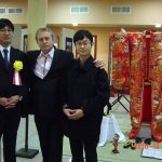 Dr. Pinczés István (középen), a 10 évvel ezelőtti japán-magyar hét vendégeivel a Cervinus Teátrum alulájában