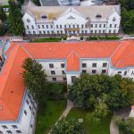 A Gál Ferenc Egyetem udvara, mögötte a (jelenleg) Szent István Egyetem régi épülete (Fotó: Babák Zoltán)