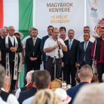 Dr. Zima János tárogatón kíséri a Szózatot éneklő vendégeket (Fotó: Babák Zoltán)