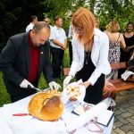 Sinka Imre és Benedek Erika felszeli a megszentelt kenyeret (Fotó: Babák Zoltán)