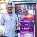 Budai Sándor a legjobb gyümölcspárlatokért járó vándorserleggel. (Fotó: Babák Zoltán)