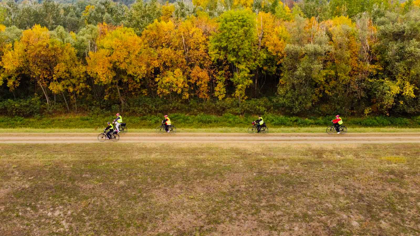 E-bike-túrázók a Körös-gáton (Fotó: Babák Zoltán)