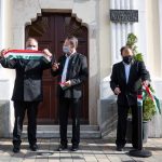 Zalai Mihály az átvágott nemzeti színű szalaggal a TSM átadóján (Fotó: Babák Zoltán)