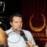 Belinszki Zoltán interjút ad a Körös TV stábjának a Twist Olivér olvasópróbájának a szünetében 2020. október 26-án (Fotó: Babák Zoltán)