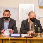 Bődi Péter, az INTEGRÁL Építő Zrt. ügyvezetője, illetve Sinka Imre, Békésszentandrás polgármestere aláírja a kivitelezési szerződést (Fotó: Bencsik Ádám / Békés Megyei Hírlap)