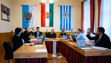 Szavaz a szentandrási képviselő-testület