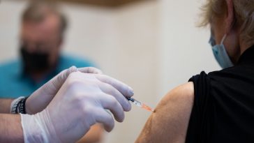 Oltás a Pfizer/BioNTech vakcinájával (Fotó: Babák Zoltán)