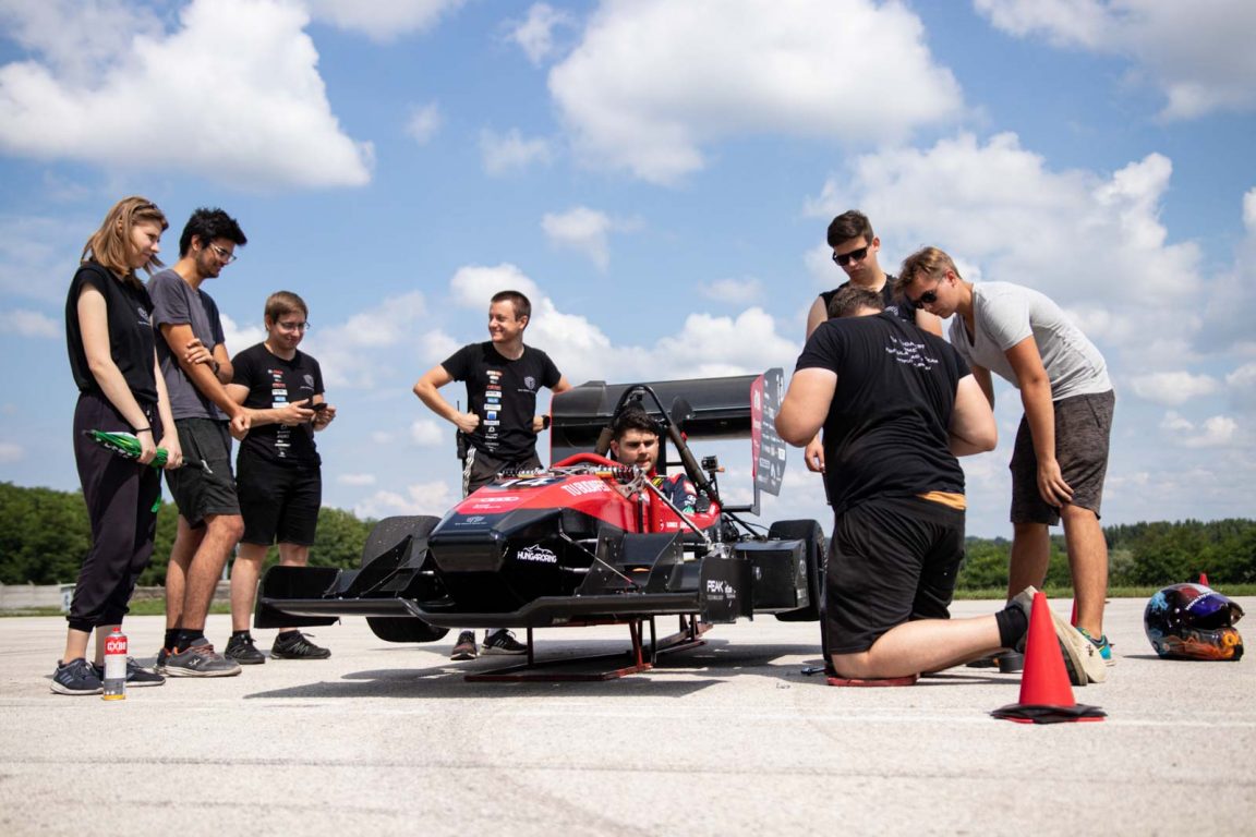 Munka közben a BME FRT tagjai