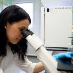 Hudák Anett munka közben