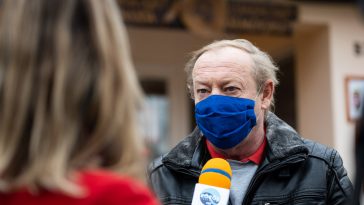 Molnár József polgármester a Körös TV stábjának nyilatkozik a Hársliget Óvoda előtt 2020. november 17-én