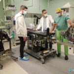 Dr. Nacsai István (j) traumatológia szakágvezető főorvos mutatja az új műtőasztal használati módjait dr. Duray Gergő (k) intézményvezetőnek és dr. Hován Csaba (b) orvosigazgatónak.