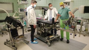 Dr. Nacsai István (j) traumatológia szakágvezető főorvos mutatja az új műtőasztal használati módjait dr. Duray Gergő (k) intézményvezetőnek és dr. Hován Csaba (b) orvosigazgatónak.