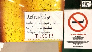Tiltó kiírás egy üzlet ajtaján
