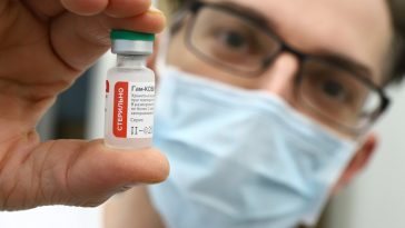 Szputnyik V koronavírus elleni vakcinát mutat Hegyi Tibor főgyógyszerész Békéscsabán, a Békés Megyei Központi Kórház Dr. Réthy Pál Tagkórházában 2021. március 9-én
