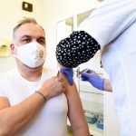 Zalai Mihály, a Békés Megyei Önkormányzat Közgyűlésének elnöke megkapja a védőoltást