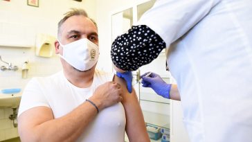Zalai Mihály, a Békés Megyei Önkormányzat Közgyűlésének elnöke megkapja a védőoltást