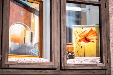 Hegedűs Judit festményei a Körös Művelődési Ház ablakaiban