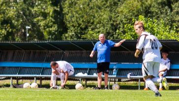 Rétes Pál 2017 nyarán a Szarvasi FC 1905 edzőjeként a kispad előtt