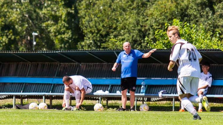 Rétes Pál 2017 nyarán a Szarvasi FC 1905 edzőjeként a kispad előtt
