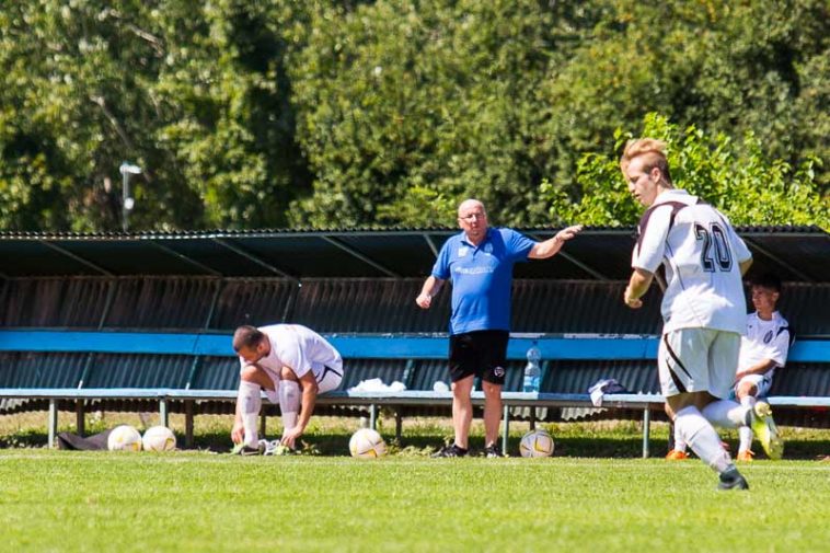 Rétes Pál 2017 nyarán a Szarvasi FC 1905 edzőjeként a kispad előtt