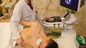 Dr. Dani Győző kardiológiai szakágvezető főorvos vizsgál egy beteget az új készülékkel