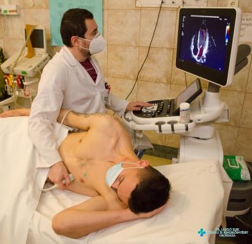 Dr. Dani Győző kardiológiai szakágvezető főorvos vizsgál egy beteget az új készülékkel