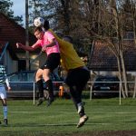 Endrefalvi Erik fejéről szedi le a labdát Varga Patrik