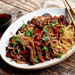 Fahéjas-szerecsendiós-szegfűborsos pácolt felsőcombfilé színes rizstésztával