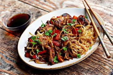 Fahéjas-szerecsendiós-szegfűborsos pácolt felsőcombfilé színes rizstésztával