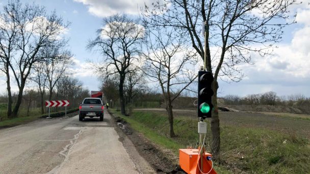 Félpályás forgalomkorlátozás mellett megkezdődött az M44-re vezető bekötő felújítása