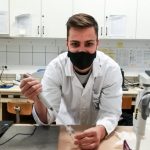 Seres László a laborban