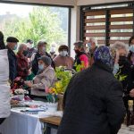 Érdeklődők a piac átadóján