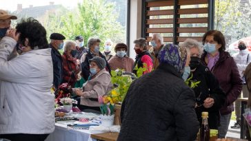 Érdeklődők a piac átadóján