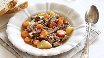 Lassan főtt pulykacomb zöldségekkel