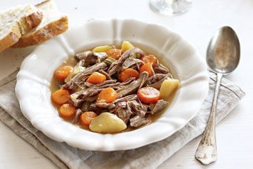 Lassan főtt pulykacomb zöldségekkel