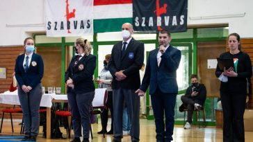 Ruzsinszki György a Karate Liga 2021. február 27-i szarvasi fordulójának megnyitóján. Jobbján Lovász György, a szarvasi karateegyesület elnöke