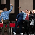 Szelfiznek a stábtagok Szekér Gergő Hazatérsz című videóklipjének ősbemutatója után